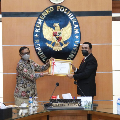 Kembali Catat Prestasi Gemilang, Rektor IPDN Raih Piagam Penghargaan dari Menko Polhukam